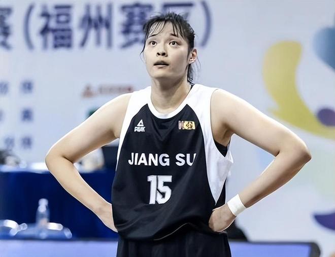 恭喜！中国女篮又一26岁2米王牌出炉：轰24+7，宫鲁鸣招进她吗？