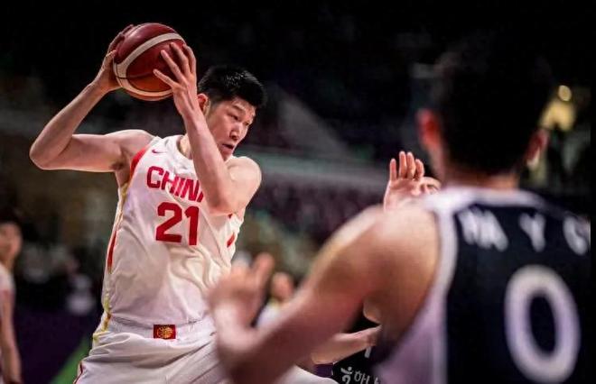铁血胡金秋！拼到眼角出血无愧MVP，中国男篮大功臣，郭士强心疼