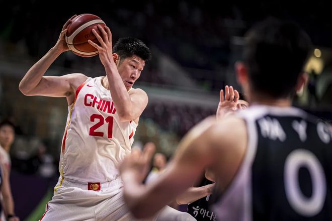 泪目！胡金秋流血轰23+11霸气发声：愿为中国男篮赢球付出全部