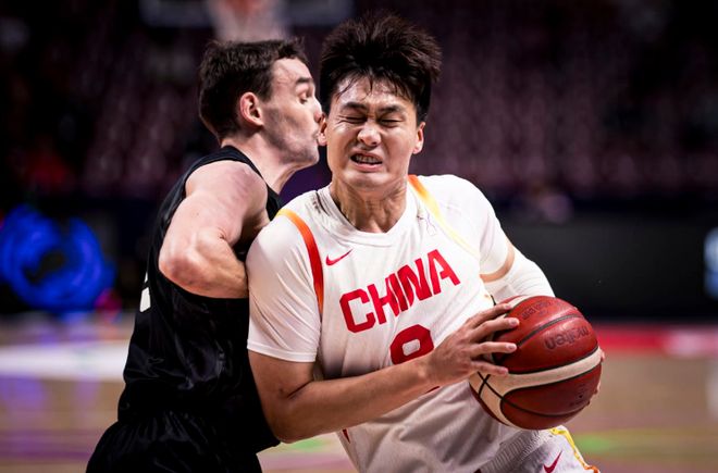 中国男篮半场仅领先2分：胡明轩10分复苏 赵睿8分腿部受伤