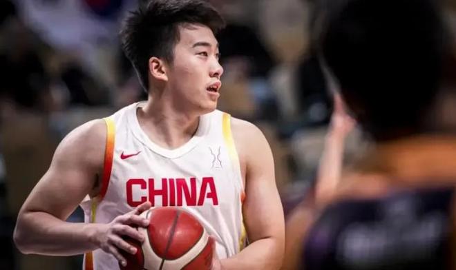 大学生暑假工意外逆袭，竟成中国男篮主力！