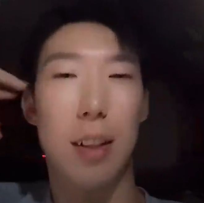 淘汰新西兰周琦开直播！点赞多人发挥，回应伤病，吃鸡蛋灌饼庆祝