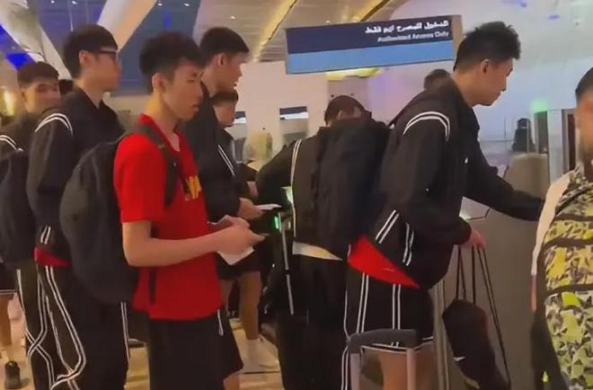 中国男篮夺银收三大喜讯！胡明轩谈绝杀球，赵睿王俊杰评论笑死人