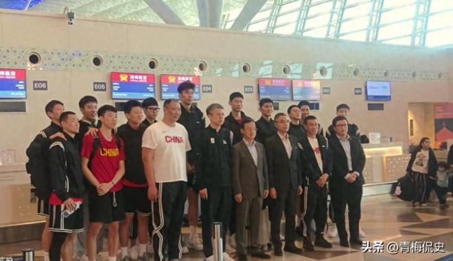 亚洲杯后续！中国队回国就解散，王俊杰领完奖48小时内回美国上课