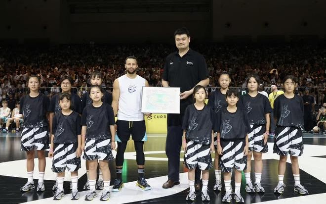 梦幻联动！姚明现身与库里合影携手公益 修建球场资助青少年女篮