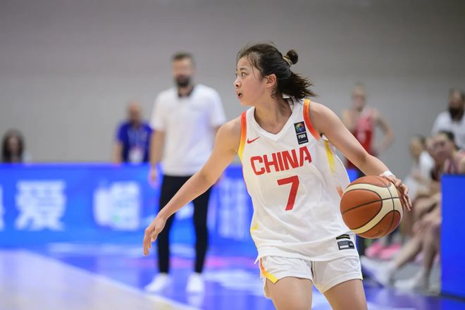 泪目！中国女篮又出19岁新星：农村留守娃变国手，接班王思雨？