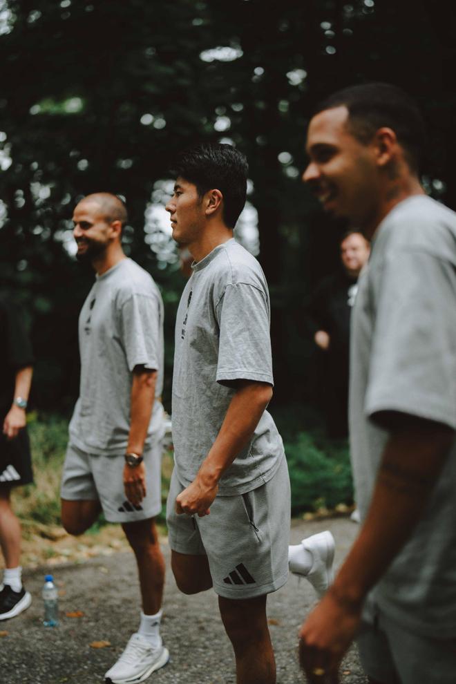 气定神闲！哥本哈根客战巴塞尔一触即发，赛前球员集体散步