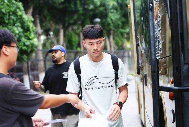 辽篮今日下午出发前往阜新 参加明天开赛的四国男篮邀请赛