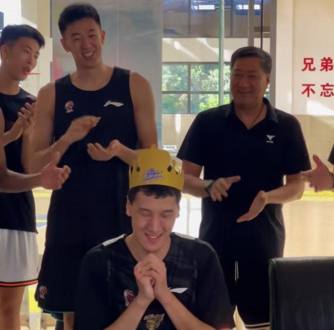 广东为杜润旺庆生！杜锋投喂，胡明轩归队，阿旺被摁后欺负徐杰！