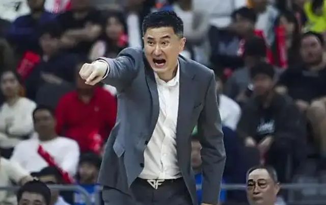 徐昕离队的背后：杜锋已经处于下课边缘，两点短板太明显