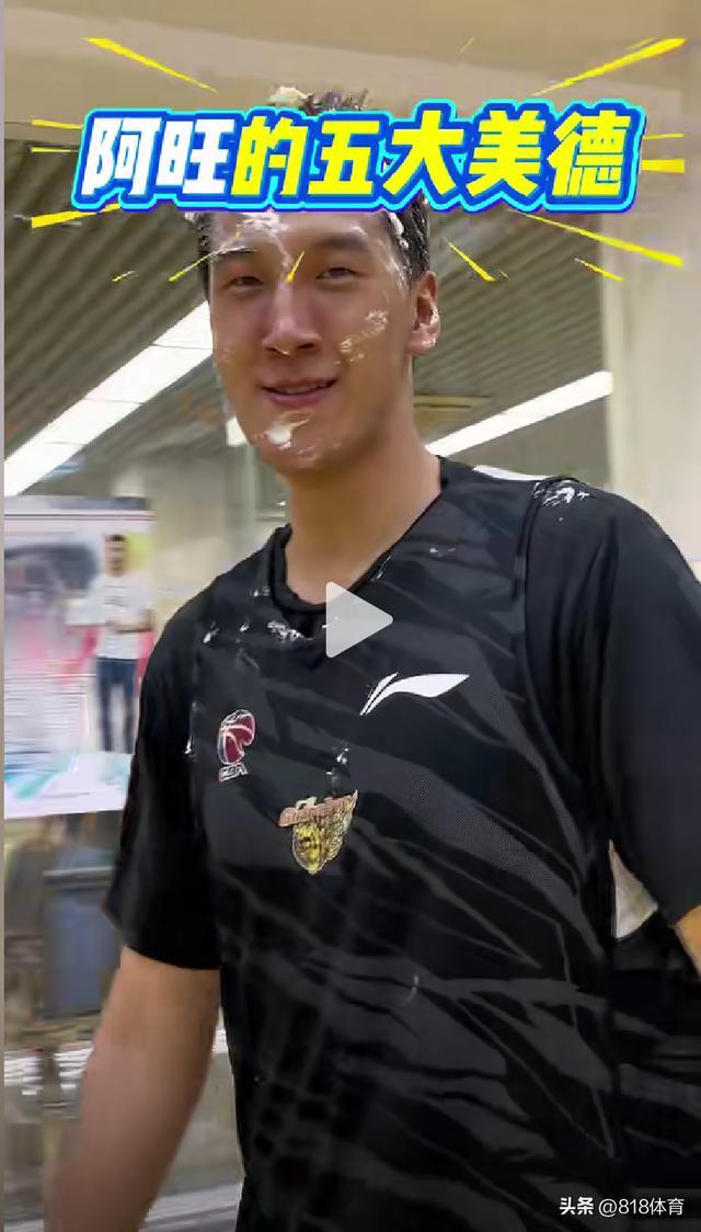 氛围真好!杜润旺庆生杜锋奖励胡明轩徐杰芒果,王少杰狂拍阿旺蛋糕