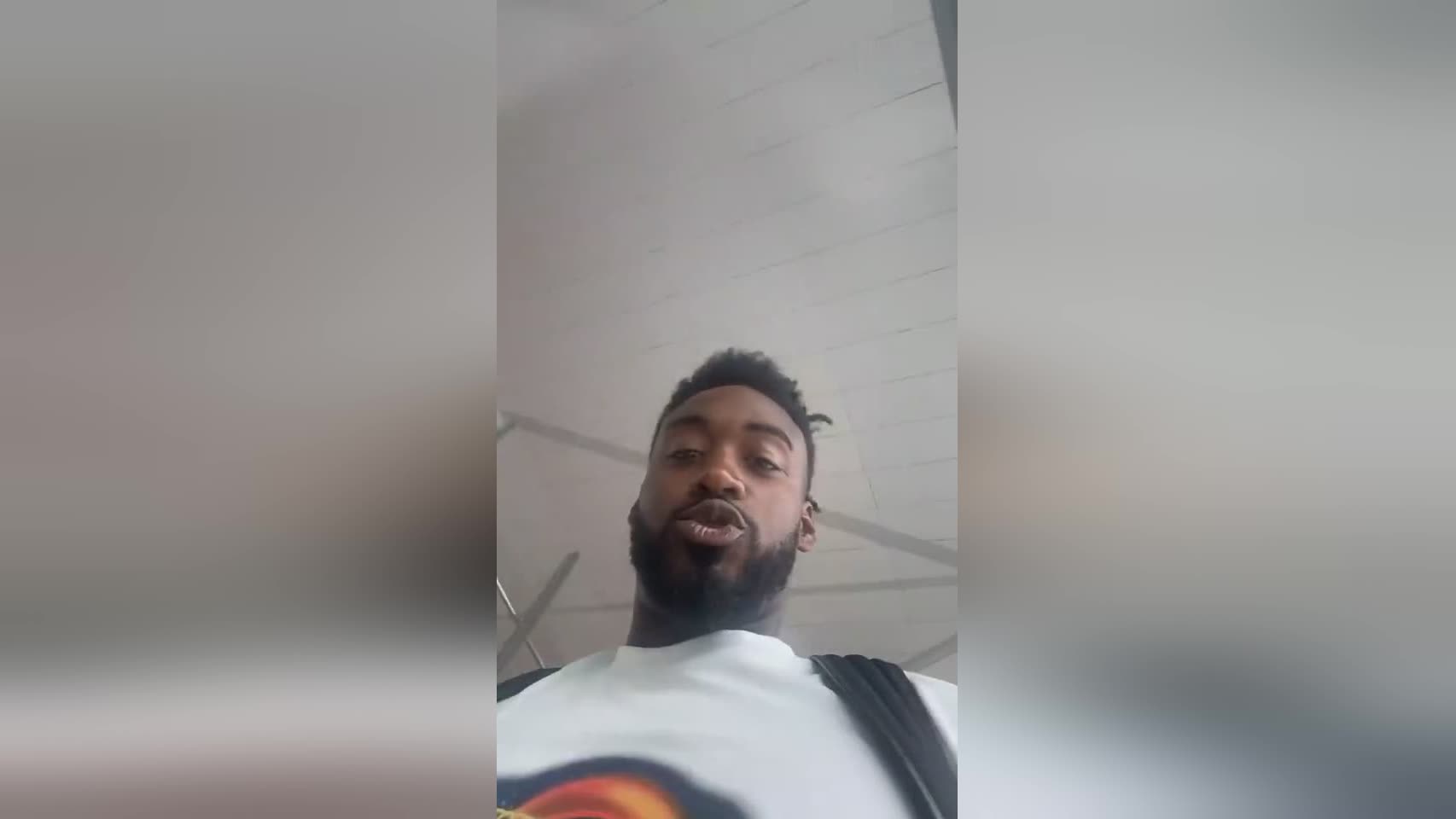 到了！莱昂纳德和前CBA外援富兰克林今天中午已经抵达成都