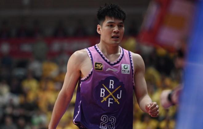 媒体人：陈国豪接近以超级B类合同转会广东，王少杰回北控