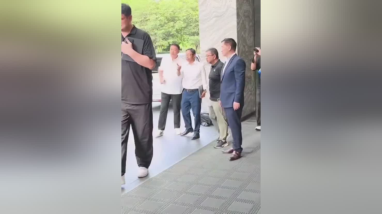 80万的009光辉 在姚明面前像老头乐 2米29巨人坐进去很费劲