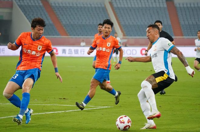 3-2！泰山队险胜青岛，克雷桑双响+破12场球荒，瓦科连续5场进球