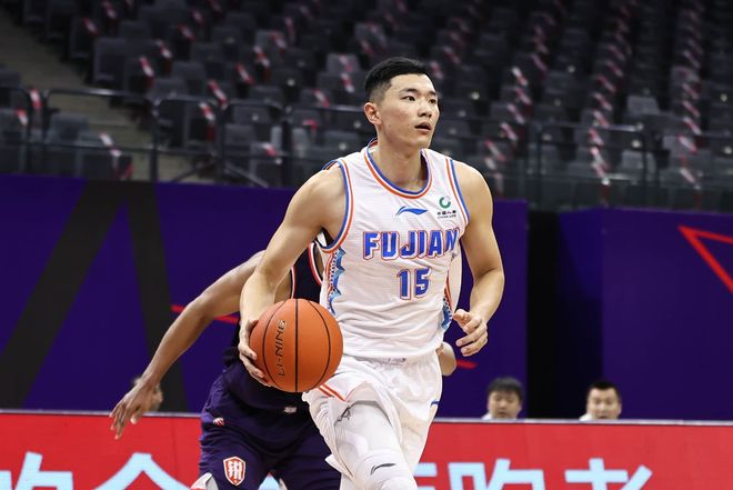媒体人：陈林坚曾表态差不多情况愿留下，没见过如此自律球员