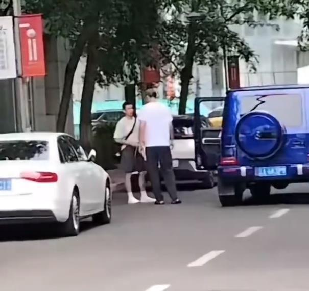 辽篮重磅交易达成！张镇麟疑似跟赵继伟告别 路边交谈后拥抱致意