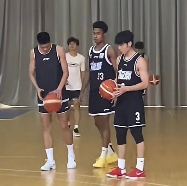 交易倒计时？广东男篮小将彰华非穿上龙狮训练服