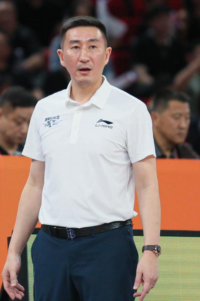 媒体人：引进周琦&陈盈骏&赵睿 都出来膜拜云圣 这才叫管理层好吗