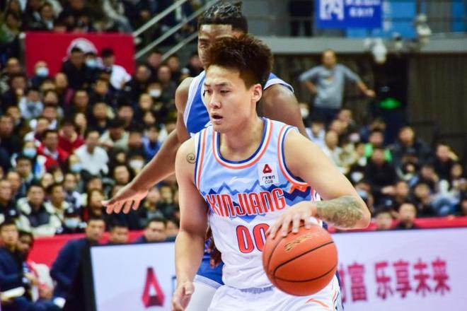 媒体人：曾凡博冲击NBA让北京锋线大打折扣 但赵睿能顶3号位