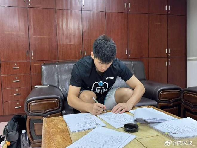 广东男篮小将陈家政晒签约照：归零 重启 向上 感恩一切
