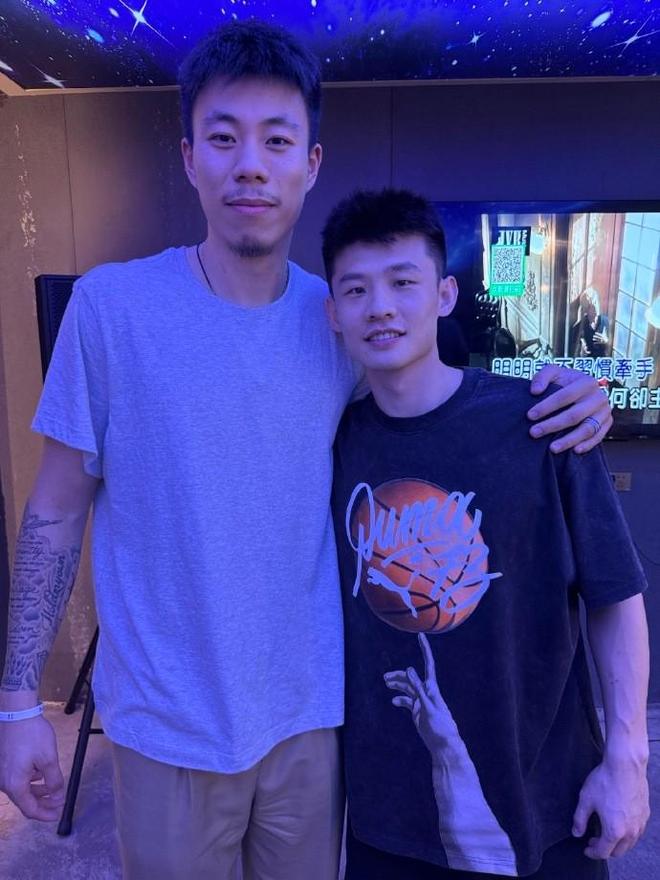 王岚嵚晒与张镇麟等人合照：一年队友，但足够幸运和自豪
