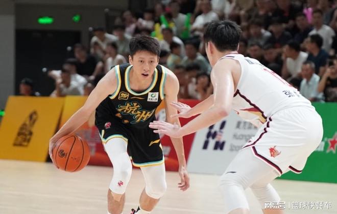 CBA卫冕冠军首秀！广厦3分险胜获开门红：胡金秋缺席赵嘉仁20分