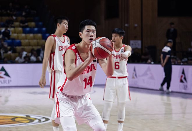 轰21+20！中国男篮又一15岁2米08新星崛起：两双机器冲击奖牌