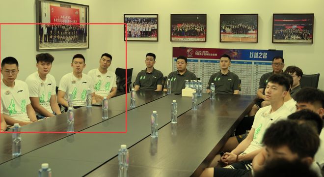 辽沪等CBA球队集体观看9.3大阅兵！东北F4和上海队锋线三剑客亮相