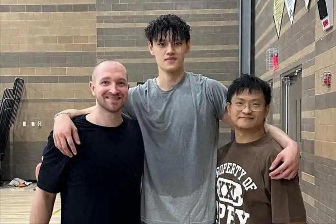 曾凡博留洋NBA受挫，篮网高调连签2人：双向+续约，小曾恐重返CBA
