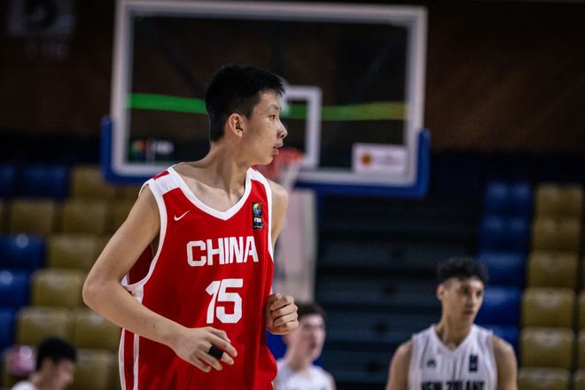新版周琦來了！中國男籃又一15歲2米14新星崛起：轟17+11立功沖冠
