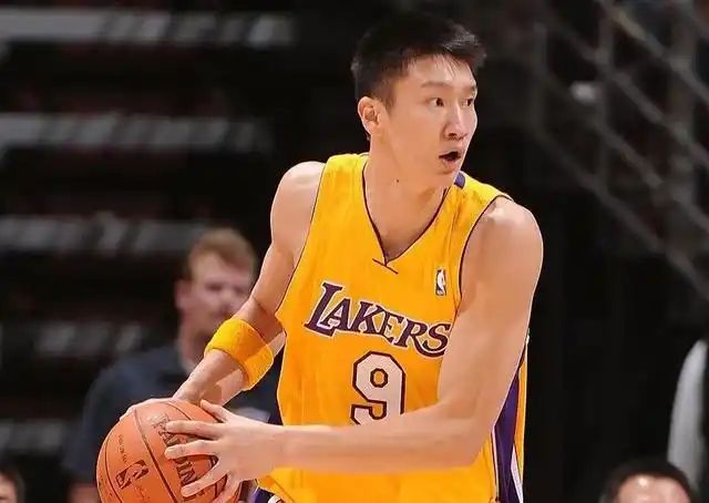 后卫仍是老大难！中国男篮距世界强队就差一个双能卫？试试此人吧