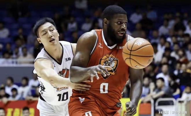中国篮球又出现丑闻，NBA猛将控诉，丢人丢到海外联赛