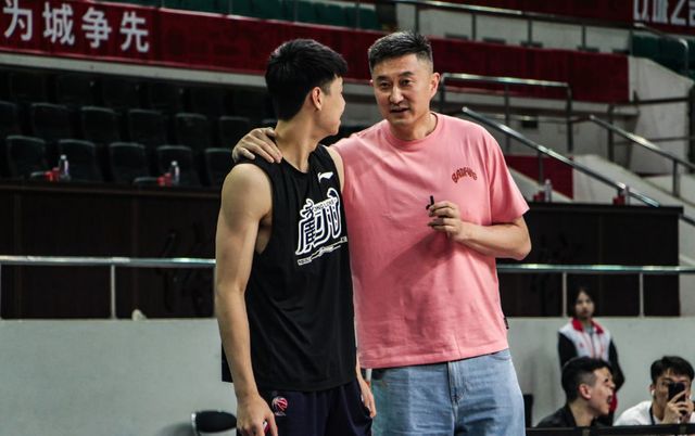 广东男篮惨败！焦泊乔正式亮相，徐杰24分，杜锋遭遇质疑