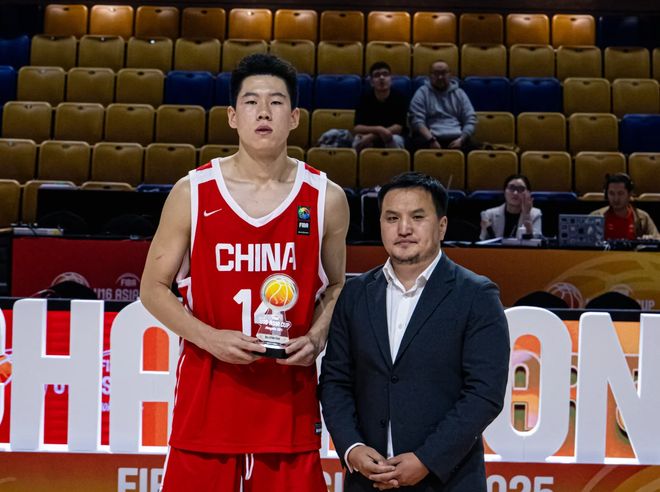 新胡金秋来了！中国男篮又一15岁2米08新星蹿升，夺银进最佳阵容