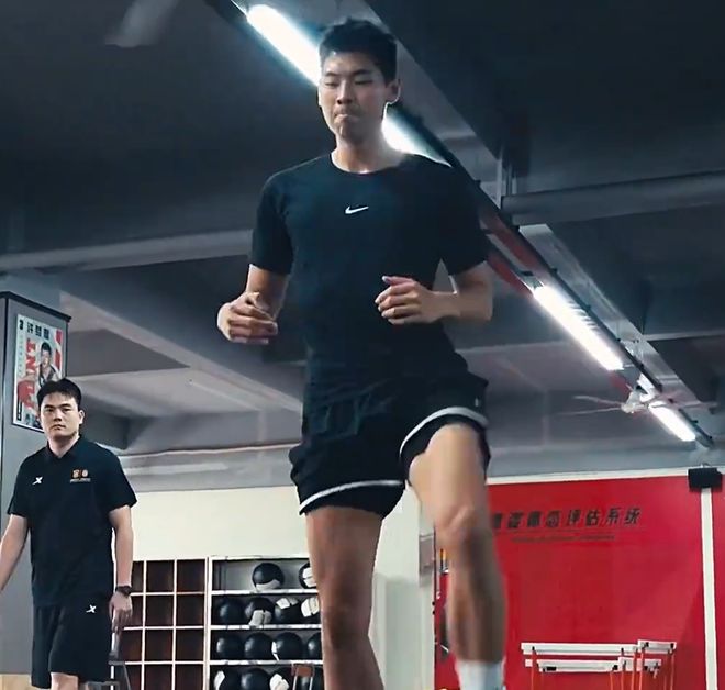崔永熙回东莞康复！身材精壮，强化力量+有球，朱总谈能恢复100%