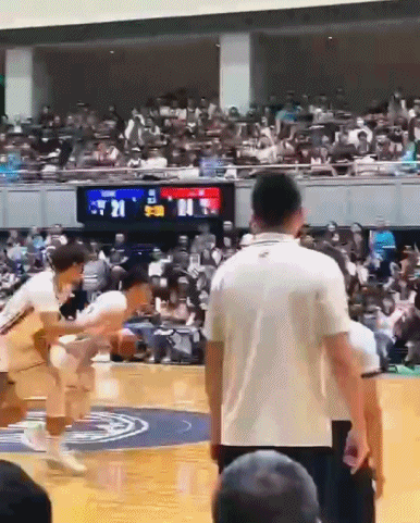 打得很强硬！张镇麟强突篮下打中2+1