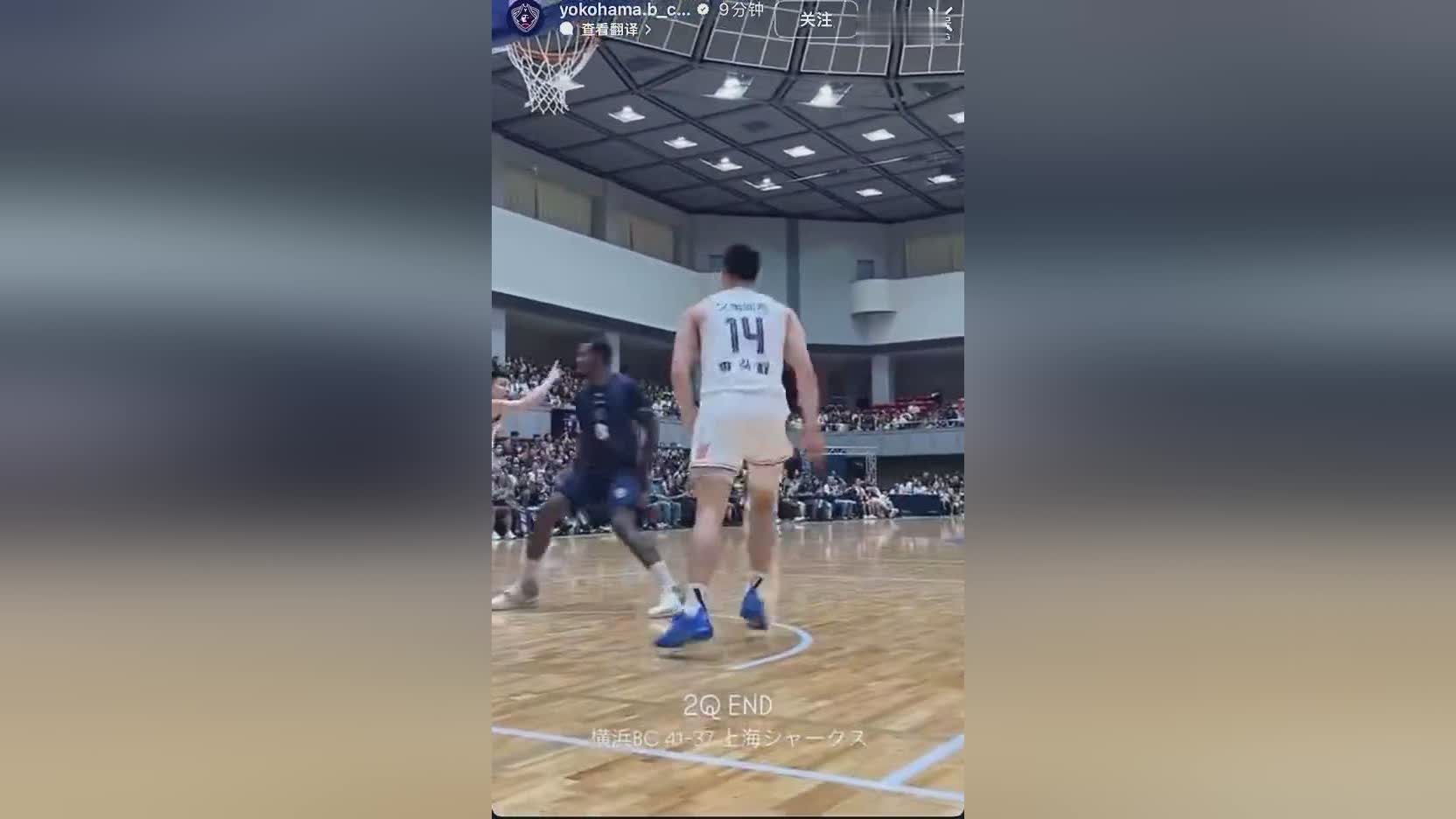 上海首秀！张镇麟在热身赛中持球杀篮下 腾空欲隔扣对手但没成功