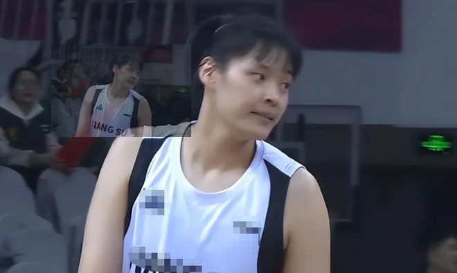 2米内线“无人能挡”！16投16中两场轰35分，宫鲁鸣或许该给机会