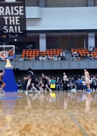 末节一波21-13逆转！上海男篮70-67战胜横滨海盗队