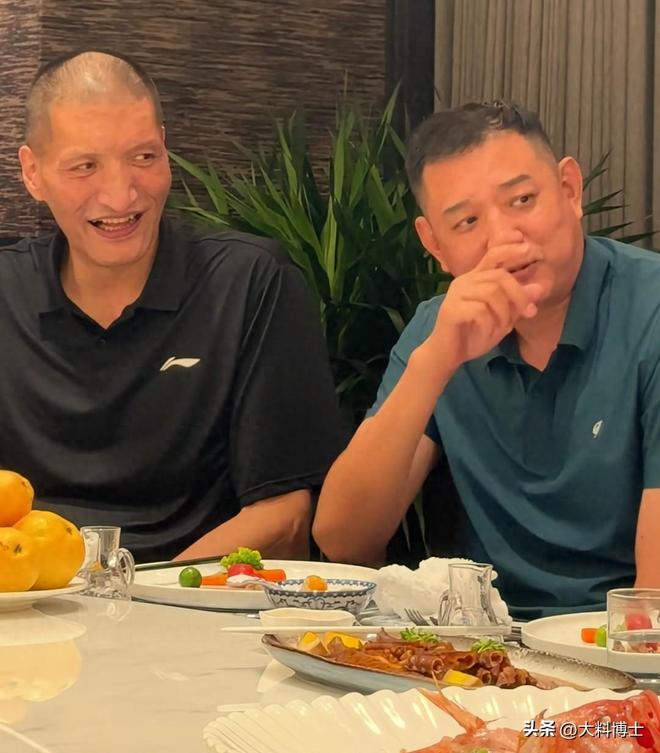 巴特尔与巩晓彬山东聚餐，老巴烟不离手，巩显秃头，二人把酒言欢