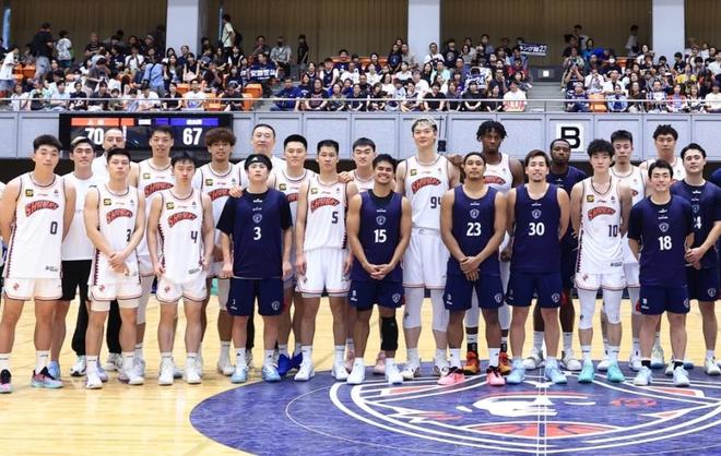 上海男篮70-67逆转日本横滨，张镇麟首秀12+5+6，怀特塞德13+7