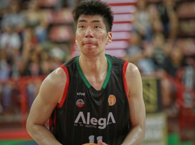 大争议！余嘉豪10分压哨绝杀却被明显误判无效 留洋3战全败