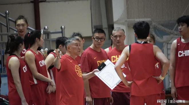 不能忍！中国女篮输大学生队，宫鲁鸣用人争议，球迷呼吁李梦回归