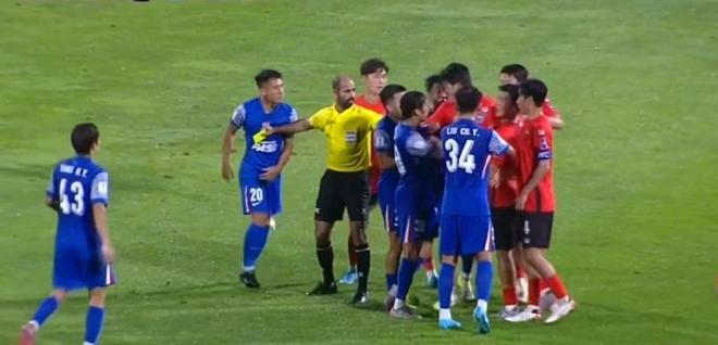 亚冠激烈冲突！于汉超飞铲染黄，15人互相推搡，申花遭逆转