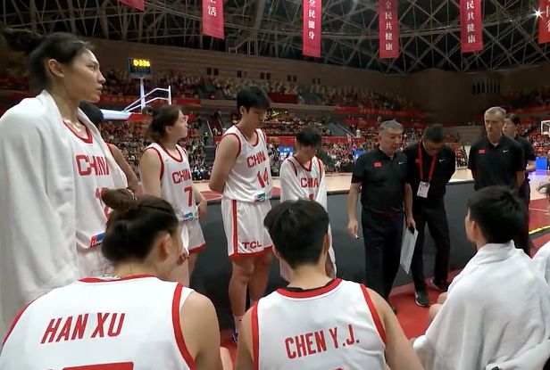 冷门！中国女篮半场战平，杨舒予4中1拿4分6助，张子宇3次犯规