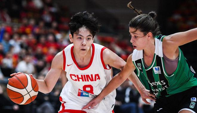中国女篮双巨头轰35+8+10夺连胜！韩旭10中9真稳，杨舒予关键三分
