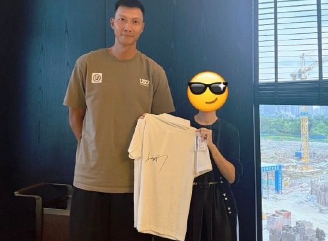 状态如何？球迷在广东清远偶遇易建联，同时收获亲签