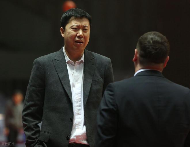 媒体人：王治郅身份特殊无法进入国家队教练组，但每次都有召必到