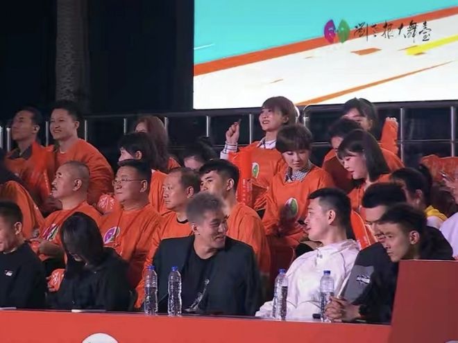 郭艾伦与辽篮前队友同框，和杨鸣邻座出席活动谈笑甚欢